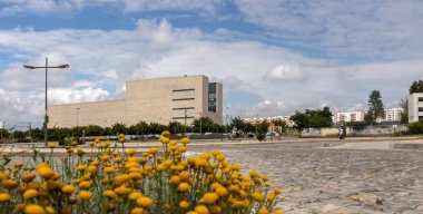 Portekiz 'in Faro şehrinin modern tiyatro manzarası.