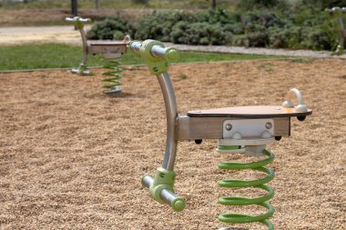 Bir bahçesi bahar oyuncak görünümü üzerinde bir park kadar kapatın.