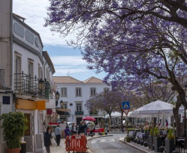 Faro şehir kafeler, restoranlar ve turistler ile kent merkezinde turist.