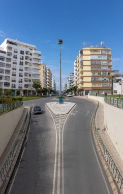Olhao şehir şehir merkezine giden tünel ile sokak.