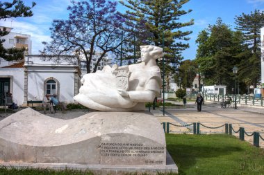 Güzel perisi heykelin üzerine Bahçe Joao Serra Olhao City, Portekiz.