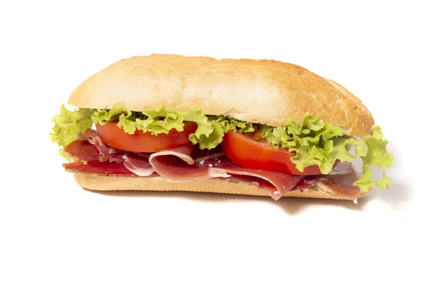白い背景の上のスモーク生ハムのサンドイッチ — ストック写真
