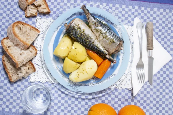 Vista Perto Tradicional Refeição Portuguesa Peixe Cavala Com Batata Cenoura — Fotografia de Stock