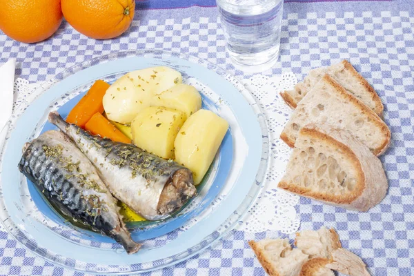 Närbild Traditionell Portugisisk Måltid Makrill Fisk Med Potatis Och Morot — Stockfoto