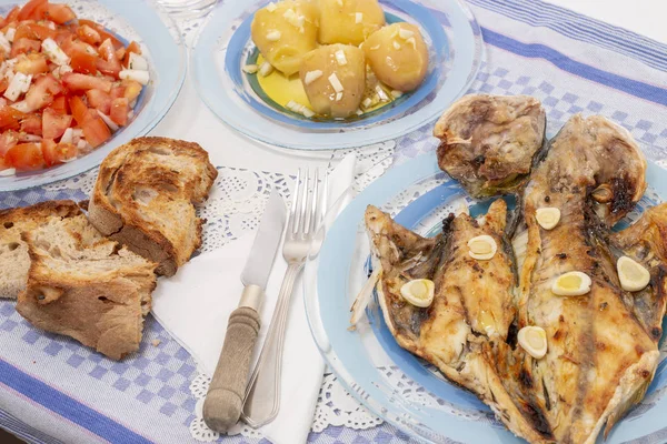 Patates Domates Salatası Ile Avrupa Izgara Levrek Geleneksel Portekiz Yemek — Stok fotoğraf