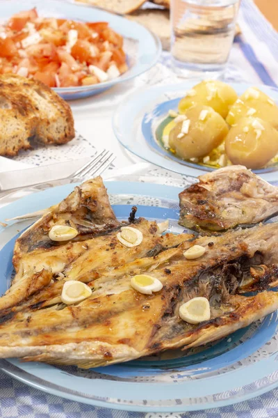 Kiadványról Hagyományos Portugál Étkezés Burgonya Paradicsom Saláta Grillezett Farkassügér — Stock Fotó