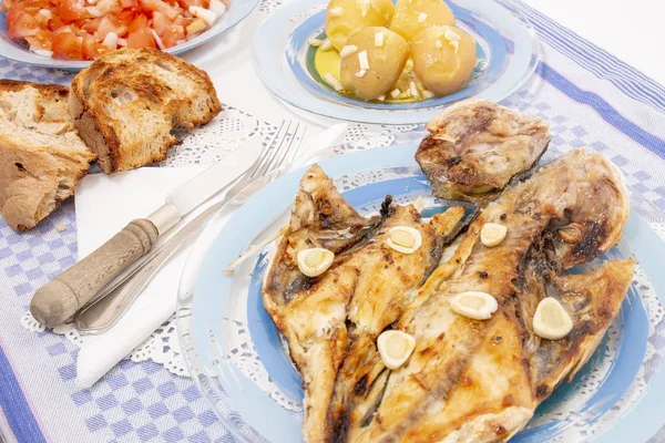 Nahaufnahme Der Traditionellen Portugiesischen Mahlzeit Vom Gegrillten Europäischen Seebass Mit — Stockfoto