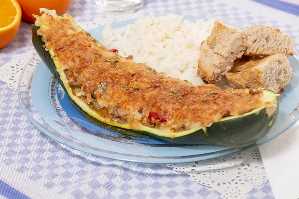 Close Beeld Van Vlees Groenten Courgette Helften Met Rijst Brood — Stockfoto