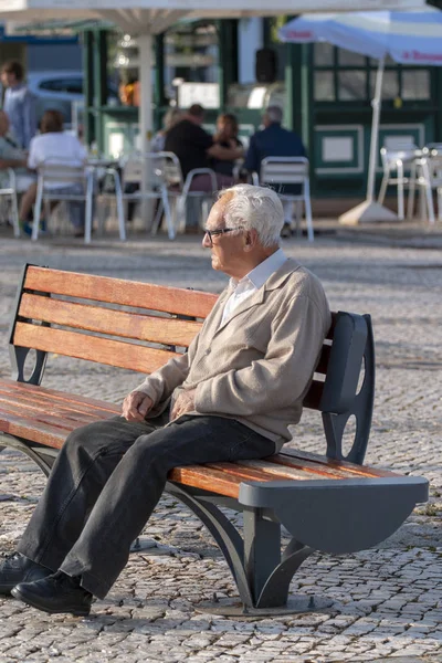 Portimão Portugalia Maja 2018 Starszy Człowiek Sam Siedzi Ławce Miasto — Zdjęcie stockowe