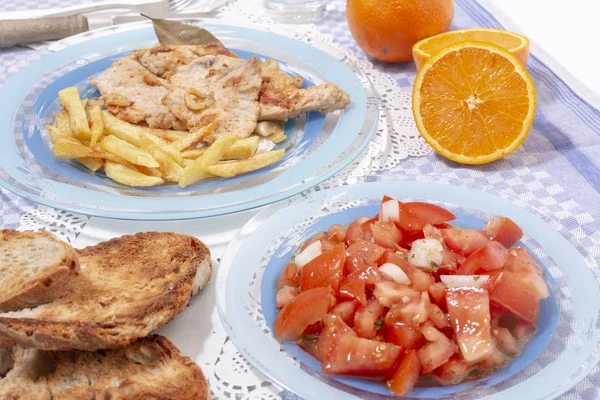 Προβολή Μεγέθυνση Από Παραδοσιακά Πορτογαλικά Γεύμα Από Τουρκία Μπριζόλα Τηγανητές — Φωτογραφία Αρχείου