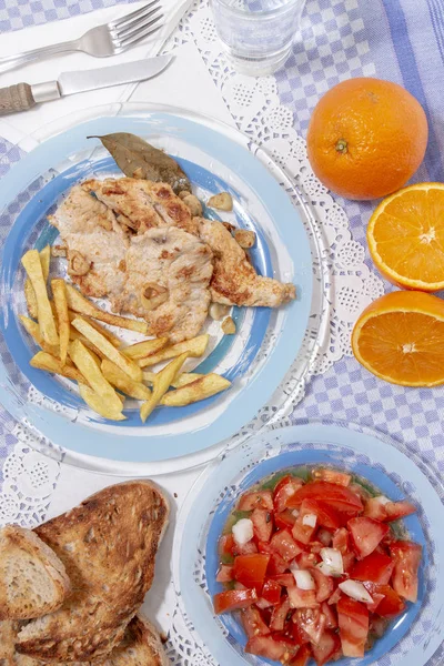 Närbild Traditionell Portugisisk Måltid Turkiet Biff Med Pommes Och Tomatsallad — Stockfoto