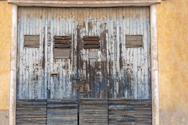 Mavi Soyulmuş Boya Ile Eski Yıpranmış Ahşap Kapı — Stok fotoğraf