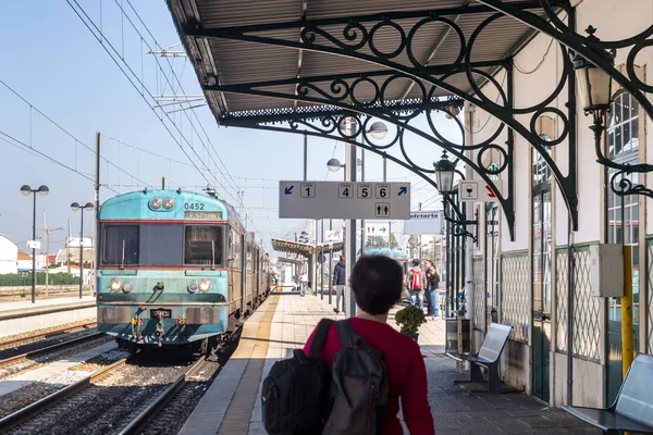 Голубой Пассажирский Поезд Прибывает Станцию Фару — стоковое фото