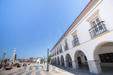 Tavira merkezi şehir, Portekiz Cumhuriyeti Plaza'nın geniş görüş.