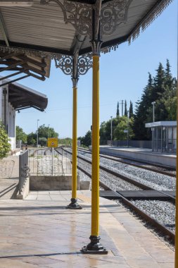 Boş bir Tavira Tren İstasyonu görünümünü.