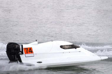 Portimao, Portekiz: 20 Mayıs, 2018: hızlı powerboat Portimao, Portekiz bir nehir üzerinde yarış.