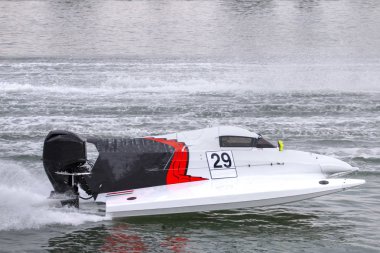 Portimao, Portekiz: 20 Mayıs, 2018: hızlı powerboat Portimao, Portekiz bir nehir üzerinde yarış.