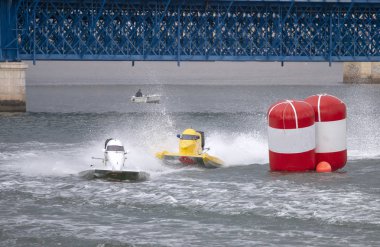 Portimao, Portekiz: 20 Mayıs, 2018: hızlı powerboat Portimao, Portekiz bir nehir üzerinde yarış.