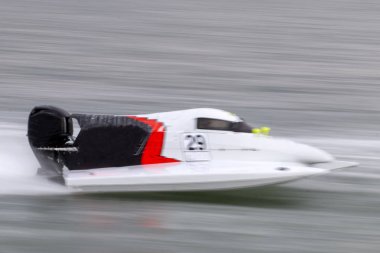 Portimao, Portekiz: 20 Mayıs, 2018: hızlı powerboat Portimao, Portekiz bir nehir üzerinde yarış.