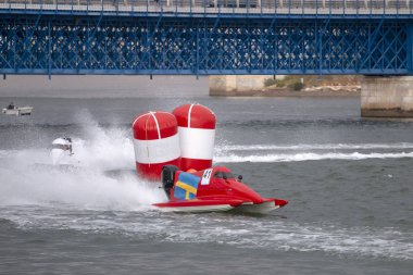 Portimao, Portekiz: 20 Mayıs, 2018: hızlı powerboat Portimao, Portekiz bir nehir üzerinde yarış.