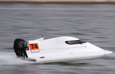 Portimao, Portekiz: 20 Mayıs, 2018: hızlı powerboat Portimao, Portekiz bir nehir üzerinde yarış.