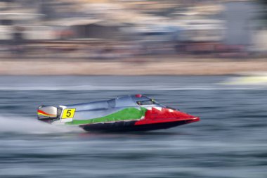 Portimao, Portekiz: 20 Mayıs, 2018: hızlı powerboat Portimao, Portekiz bir nehir üzerinde yarış.