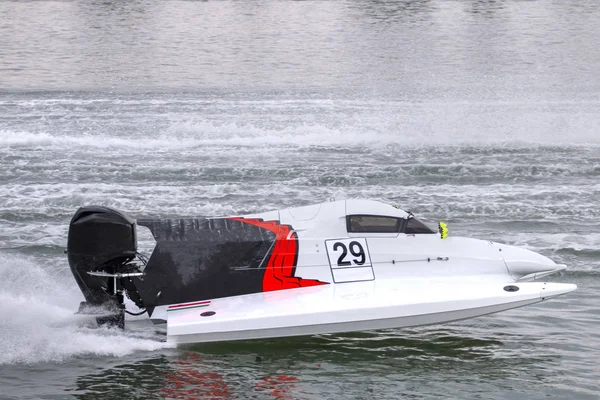 Portimao, Portekiz: 20 Mayıs, 2018: hızlı powerboat Portimao, Portekiz bir nehir üzerinde yarış.