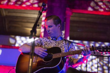 Faro, Portekiz: 30 Ağustos, 2018 - Sean Riley sanatçı, Festival F üzerinde gerçekleştirir.