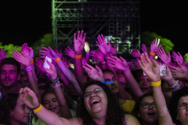 Faro, Portekiz: 30 Ağustos, 2018 - seyirci izle müzik sanatçısı Festivali f, Faro, Portekiz şehir büyük bir festival.