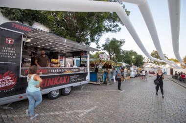 Faro, Portekiz: 30 Ağustos, 2018 - gıda alan Festival F, Faro, Portekiz şehir büyük bir festival satıcılar çeşitliliği ile.