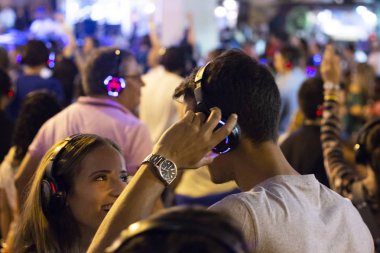 Faro, Portekiz: 30 Ağustos, 2018 - seyirci kulaklık Festivali F, sessiz bir disko kavramı üzerinde müzik keyfi.