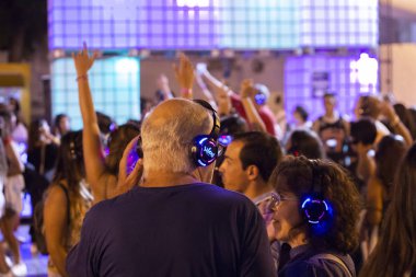 Faro, Portekiz: 30 Ağustos, 2018 - seyirci kulaklık Festivali F, sessiz bir disko kavramı üzerinde müzik keyfi.