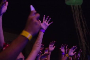 Eller yukarı bakış konser Festivali kapatın.