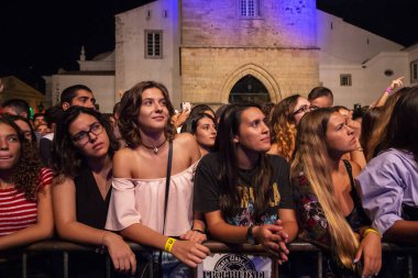 Faro, Portekiz: 30 Ağustos, 2018 - seyirci izle müzik sanatçısı Festivali f, Faro, Portekiz şehir büyük bir festival.