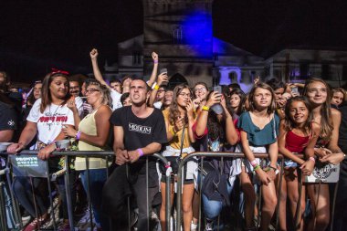 Faro, Portekiz: 30 Ağustos, 2018 - seyirci izle müzik sanatçısı Festivali f, Faro, Portekiz şehir büyük bir festival.
