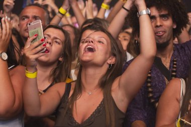 Faro, Portekiz: 30 Ağustos, 2018 - seyirci izle müzik sanatçısı Festivali f, Faro, Portekiz şehir büyük bir festival.