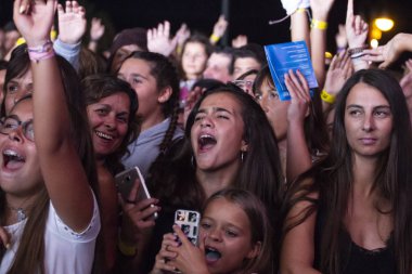 Faro, Portekiz: 30 Ağustos, 2018 - seyirci izle müzik sanatçısı Festivali f, Faro, Portekiz şehir büyük bir festival.