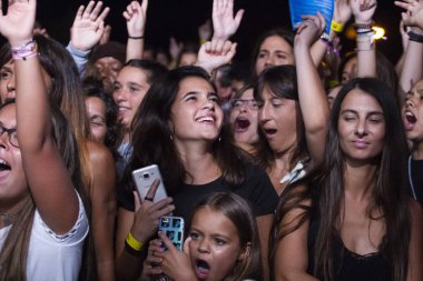 Faro, Portekiz: 30 Ağustos, 2018 - seyirci izle müzik sanatçısı Festivali f, Faro, Portekiz şehir büyük bir festival.