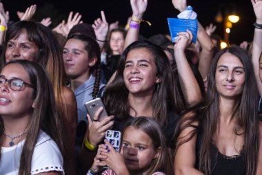 Faro, Portekiz: 30 Ağustos, 2018 - seyirci izle müzik sanatçısı Festivali f, Faro, Portekiz şehir büyük bir festival.