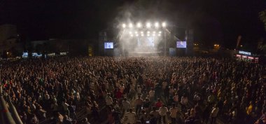 Faro, Portekiz: 30 Ağustos, 2018 - seyirci izle müzik sanatçısı Festivali f, Faro, Portekiz şehir büyük bir festival.