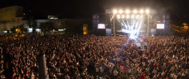 Faro, Portekiz: 30 Ağustos, 2018 - seyirci izle müzik sanatçısı Festivali f, Faro, Portekiz şehir büyük bir festival.