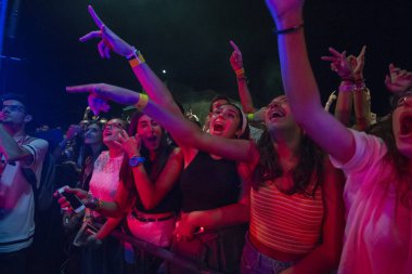 Faro, Portekiz: 30 Ağustos, 2018 - seyirci izle müzik sanatçısı Festivali f, Faro, Portekiz şehir büyük bir festival.