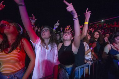 Faro, Portekiz: 30 Ağustos, 2018 - seyirci izle müzik sanatçısı Festivali f, Faro, Portekiz şehir büyük bir festival.