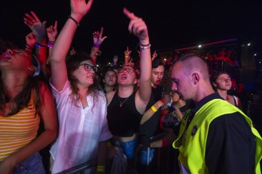 Faro, Portekiz: 30 Ağustos, 2018 - seyirci izle müzik sanatçısı Festivali f, Faro, Portekiz şehir büyük bir festival.