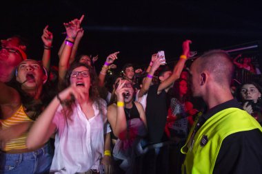 Faro, Portekiz: 30 Ağustos, 2018 - seyirci izle müzik sanatçısı Festivali f, Faro, Portekiz şehir büyük bir festival.