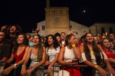 Faro, Portekiz: 30 Ağustos, 2018 - seyirci izle müzik sanatçısı Festivali f, Faro, Portekiz şehir büyük bir festival.