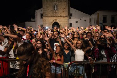 Faro, Portekiz: 30 Ağustos, 2018 - seyirci izle müzik sanatçısı Festivali f, Faro, Portekiz şehir büyük bir festival.