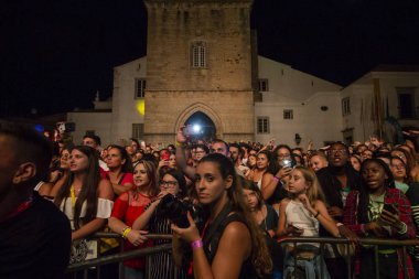 Faro, Portekiz: 30 Ağustos, 2018 - seyirci izle müzik sanatçısı Festivali f, Faro, Portekiz şehir büyük bir festival.