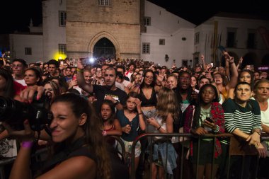 Faro, Portekiz: 30 Ağustos, 2018 - seyirci izle müzik sanatçısı Festivali f, Faro, Portekiz şehir büyük bir festival.