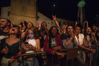 Faro, Portekiz: 30 Ağustos, 2018 - seyirci izle müzik sanatçısı Festivali f, Faro, Portekiz şehir büyük bir festival.